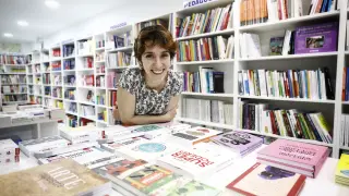 Ana Belén Casanova lleva las riendas de Central. A sus 28 años, es la librera más joven de Zaragoza