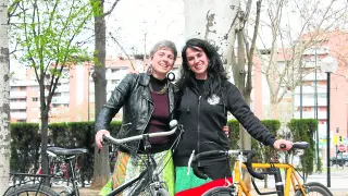 Edurne Caballero y Ana Santidrián junto a sus bicicletas, en Zaragoza.