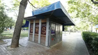 Quiosco de prensa, actualmente cerrado, de la plaza de los Sitios de Zaragoza