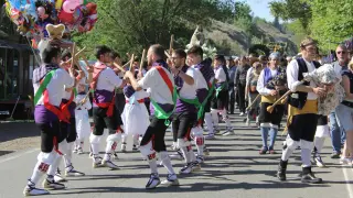 Imágenes de la romería celebrada en Sariñena, que ha contado con la participación de 15 carrozas.
