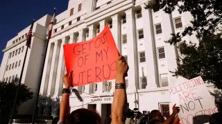 Protesta frente a la Casa del Estado de Alabama.