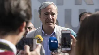 Jorge Azcón, en una comparecencia ante los medios a las puertas del Edificio Pignatelli.