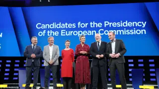 Jan Zahradil of the Alliance of Conservatives and Reformists in Europe (ACRE), Nico Cue of the European Left (EL), Ska Keller of the European Green Party (EGP), Margrethe Vestager of the Alliance of Liberals and Democrats for Europe (ALDE), Frans Timmermans of the Party of European Socialists (PES) and Manfred Weber of the European People's Party (EPP) pose for a group photo before a debate from the European Parliament, ahead of the May 23-26 elections for EU lawmakers, in Brussels, Belgium May 15, 2019.  REUTERS/Francois Walschaerts [[[REUTERS VOCENTO]]] EU-ELECTION/DEBATE