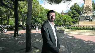 El candidato de IU a la Presidencia de la DGA, Álvaro Sanz, eligió fotografiarse en la plaza de Los Sitios de Zaragoza