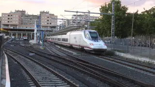 Un AVE Madrid-Huesca, en uno de los andenes de la estación de la capital oscense