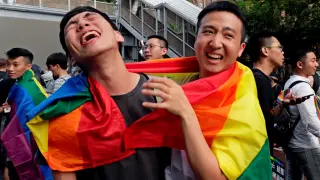Simpatizantes del colectivo LGTBI celebran la legalización del matrimonio homosexual.