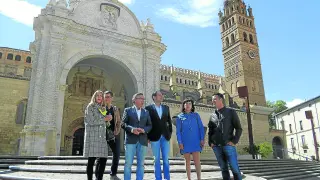 Beamonte, delante de la catedral de Tarazona, junto a miembros de la candidatura municipal.