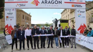 Corte de la cinta del inicio de la segunda etapa de la Vuelta Aragón en Sádaba. @Vuelta_Aragon