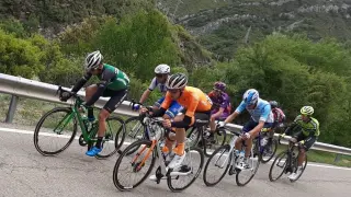 El pelotón en el kilómetro 88 de la segunda etapa de la Vuelta Aragón entre Sádaba y Canfranc Estación @Vuelta_Aragon