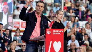 El presidente del gobierno en funciones Pedro Sánchez durante el acto electoral que los socialistas han celebrado esta tarde en la Plaza de Toros de La Caverina, en Calasparram