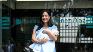 Begoña Villacís, con su niña, a las puertas del hospital donde hoy le han dado el alta.