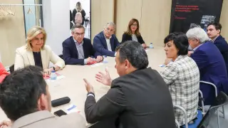 La exministra de empleo, Fátima Bález, junto al candidato del PP a la Presidencia del Gobierno de Aragón, Luis María Beamonte, en una reunión con representantes del Clúster de Automoción de Aragón.