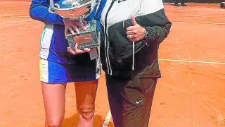 Junto a una triunfante Pliskova. El pasado sábado Karolina Pliskova, tenista entrenada por Conchita, se alzó con el Masters 1.000 de Roma. Ambas se inmortalizaron en la pista del Foro Itálico con el trofeo.