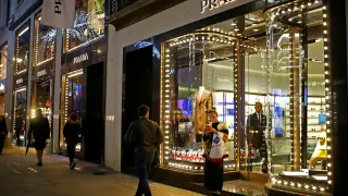 FILE PHOTO: Festive lights decorate the Prada store on New Bond Street as shoppers do Christmas shopping in central London, Britain, December 16, 2018. REUTERS/Henry Nicholls/File Photo [[[REUTERS VOCENTO]]] ITALY-PRADA/FUR