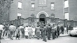 Gente acudiendo a votar el 8 de mayo de 1983