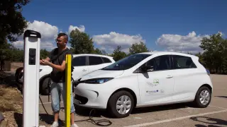 Un conductor recargando su vehículo eléctrico en Zamora