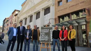 Representantes de las instituciones y entidades que patrocinan el Festival de Cine de Huesca delante del Olimpia