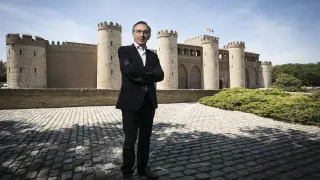 El candidato del PP, Luis María Beamonte, eligió fotografiarse en el exterior del palacio de la Aljafería, sede de las Cortes.