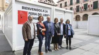 Representantes de la Asociación Provincial de Librerías, del Gobierno de Aragón, del Ayuntamiento de Huesca y de la Comarca de la Hoya, junto a las casetas de la feria.