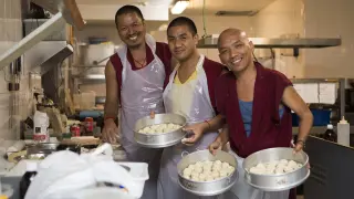 Tres monjes tibetanos, preparando una cena típica de su región en el restaurante Aida de Zaragoza.