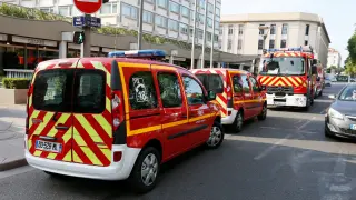 Varias dotaciones de Bomberos se han trasladado hasta el lugar del ataque, en el centro de Lyon (Francia).