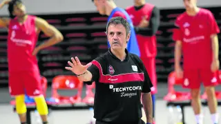 El entrenador del Tecnyconta, Porfirio Fisac, en el pabellón Príncipe Felipe.