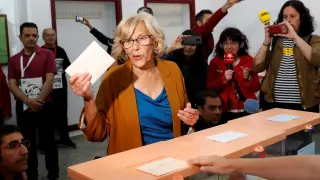 La alcaldesa de Madrid, Manuela Carmena, vota en las elecciones municipales y autonómicas del 26-M
