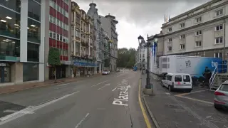 Una imagen de la calle Argüelles, en Oviedo, donde se ha producido esta madrugada el atropello mortal de un hombre.