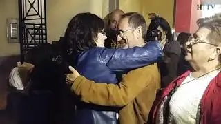 Isabel García hace balance de los resultados del PSOE en la puerta de la sede del partido en Zaragoza, en la calle de Conde de Aranda.