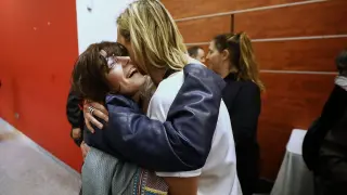 Isabel García, socialista zaragozana que fue elegida este domingo europarlamentaria, se abraza a la consejera de Economía, Marta Gastón.