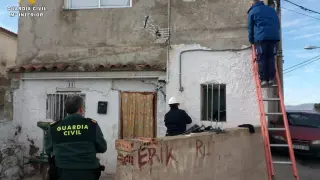 La Guardia Civil inspecciona una vivienda que robaba fluido eléctrico del alumbrado público en Épila.