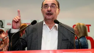 El socialista Javier Lambán se dirige a sus afiliados tras la victoria de su partido este domingo.