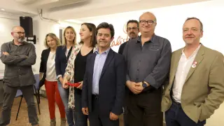 Luis Felipe, con miembros de su candidatura, poco después de conocer unos resultados que no le garantizan gobernar.