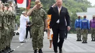 U.S. President Donald Trump salutes troops aboard the USS Wasp (LHD 1) in Yokosuka, south of Tokyo, Japan May 28, 2019. REUTERS/Jonathan Ernst [[[REUTERS VOCENTO]]] JAPAN-USA/TRUMP-NAVY