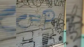 Un vecino de Delicias ha denunciado a la Policía Local la presencia de perros encerrados desde hace semana en un local no comercial de la calle Montevideo de este barrio Zaragozano.