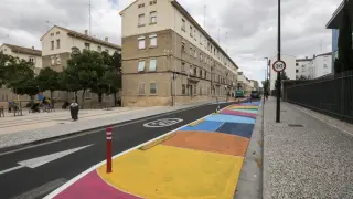 Chicanes pintadas de colores en la calle de Antonio Leyva del barrio del Oliver de Zaragoza.