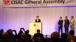 El primer ministro japonés pronuncia unas palabras en la apertura de la Asamblea General de la CISAC.
