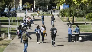 Estudiantes de la Universidad de Zaragoza, en el campus de San Francisco.