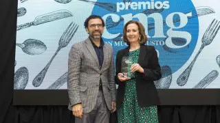 Lourdes Plana recibe el premio de manos de E. Torguet, director de Márquetin de Ambar.