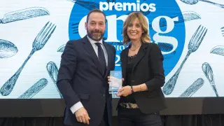 Pili Gari recibe el premio de manos de Ignacio Pastor, director de Bodegas San Valero.