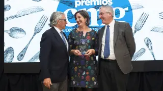 Ruth Lázaro Torres recibe el premio de manos de Fernando de Yarza y Joaquín Olona.