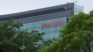 A Huawei logo is seen on the side of a building at the headquarters in Shenzhen, Guangdong province, China May 30, 2019. Picture taken May 30, 2019. REUTERS/Jason Lee [[[REUTERS VOCENTO]]] HUAWEI TECH-USA/