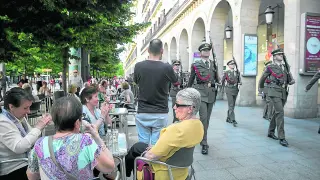 La música militar se escuchó este viernes en la capital aragonesa con motivo del Día de las Fuerzas Armadas.