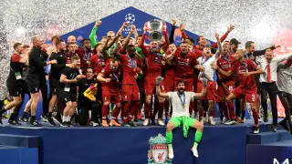 Los jugadores del Liverpool celebrando el triunfo