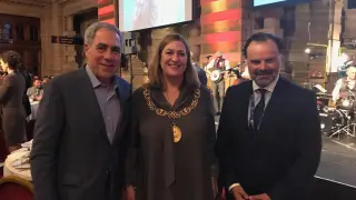 Michael Golden de NYT y la alcaldesa de Glasgow Eva Bolander, junto a Fernando de Yarza López-Madrazo