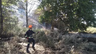Un bombero se prepara para atacar el fuego en Fraga.