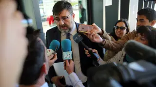 El nuevo consejero delegado, Manuel Torres, atiende a los medios en el Palacio de Justicia.