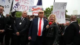 A supporter of U.S. President Donald Trump gestures in front of anti-Trump demonstrator in London, Britain, June 4, 2019. REUTERS/Alkis Konstantinidis [[[REUTERS VOCENTO]]] USA-TRUMP/BRITAIN