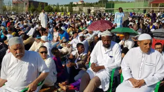 Alrededor de 4.000 musulmanes han celebrado esta mañana la fiesta del Ramadán en el polideportivo de la Granja.