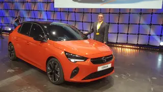 Antonio Cobo, el exdirector general de Opel Figueruelas, posa con el nuevo Corsa en su presentación en Alemania